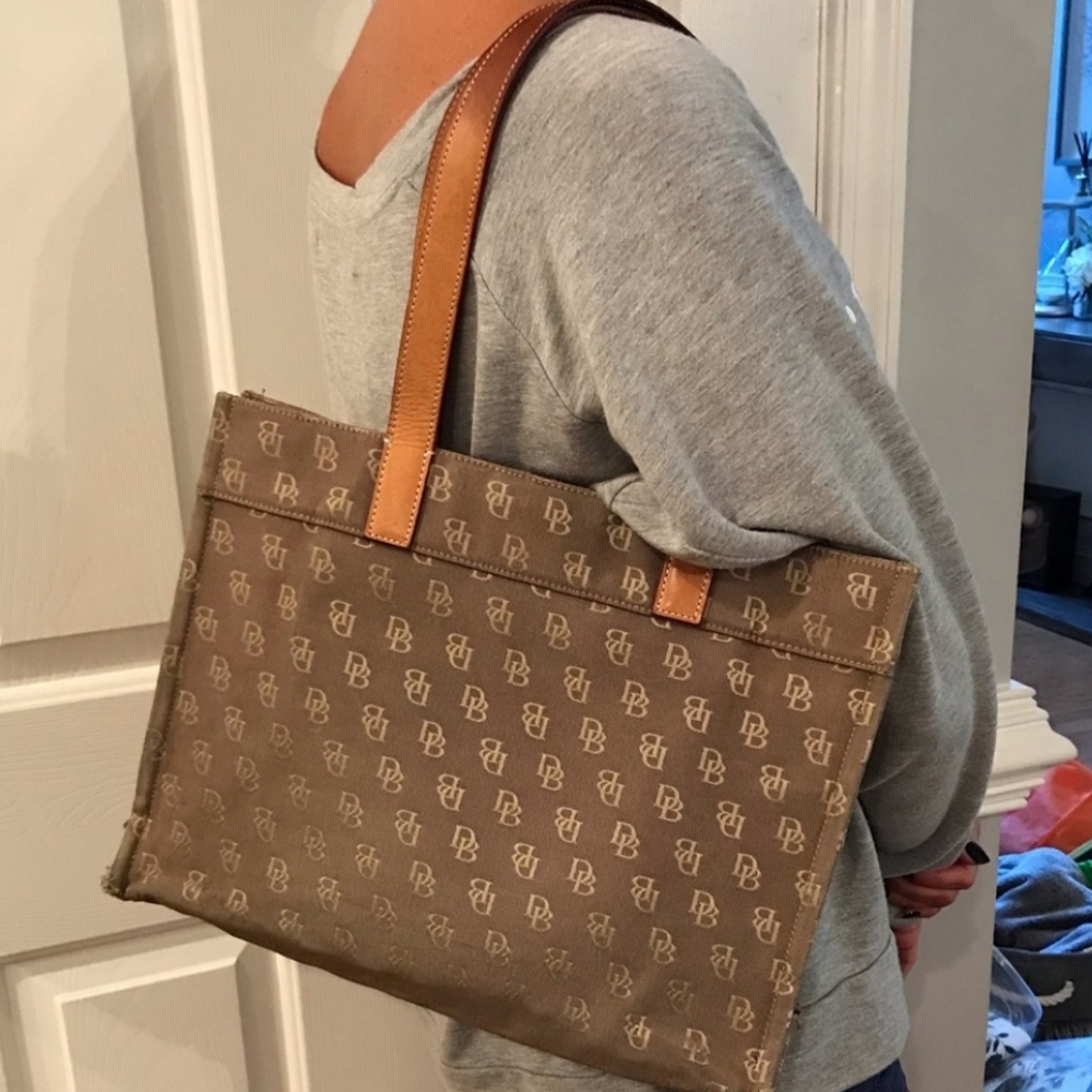 Authentic Dooney and Bourke Tote handbag - Picture 2 of 6